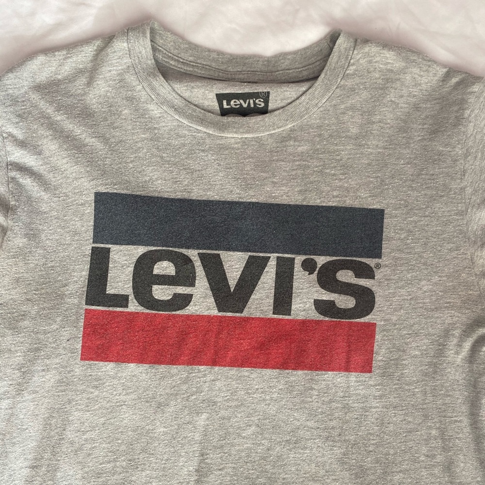ð€LEVIS BRAND TEE! - Picture 2 of 4